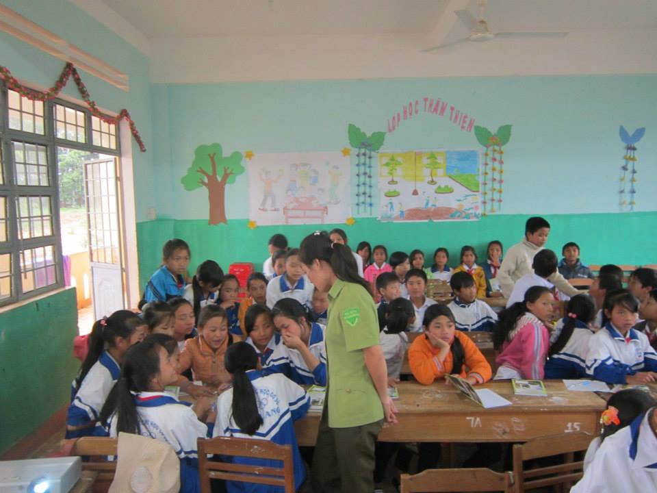 Buổi tuyên truyền bảo vệ rừng trong lớp học đông học sinh