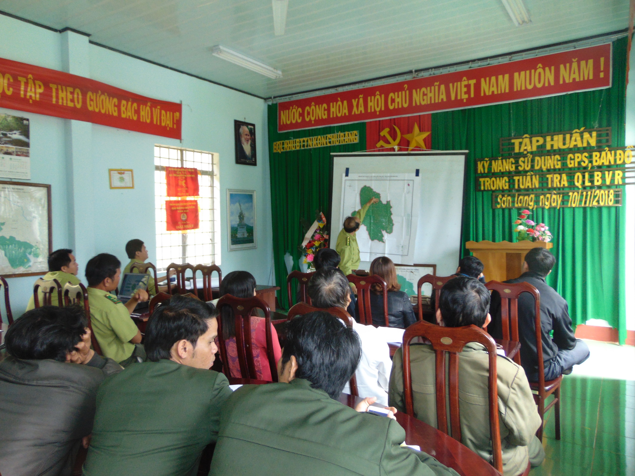 Lớp tập huấn với học viên ngồi nghe giảng tại khu bảo tồn